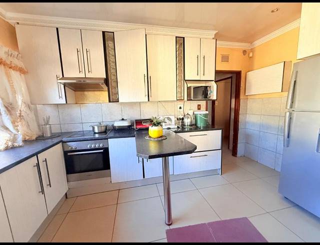 3 BEDROOM HOUSE FOR SALE IN VANDERBIJLPARK CE 2